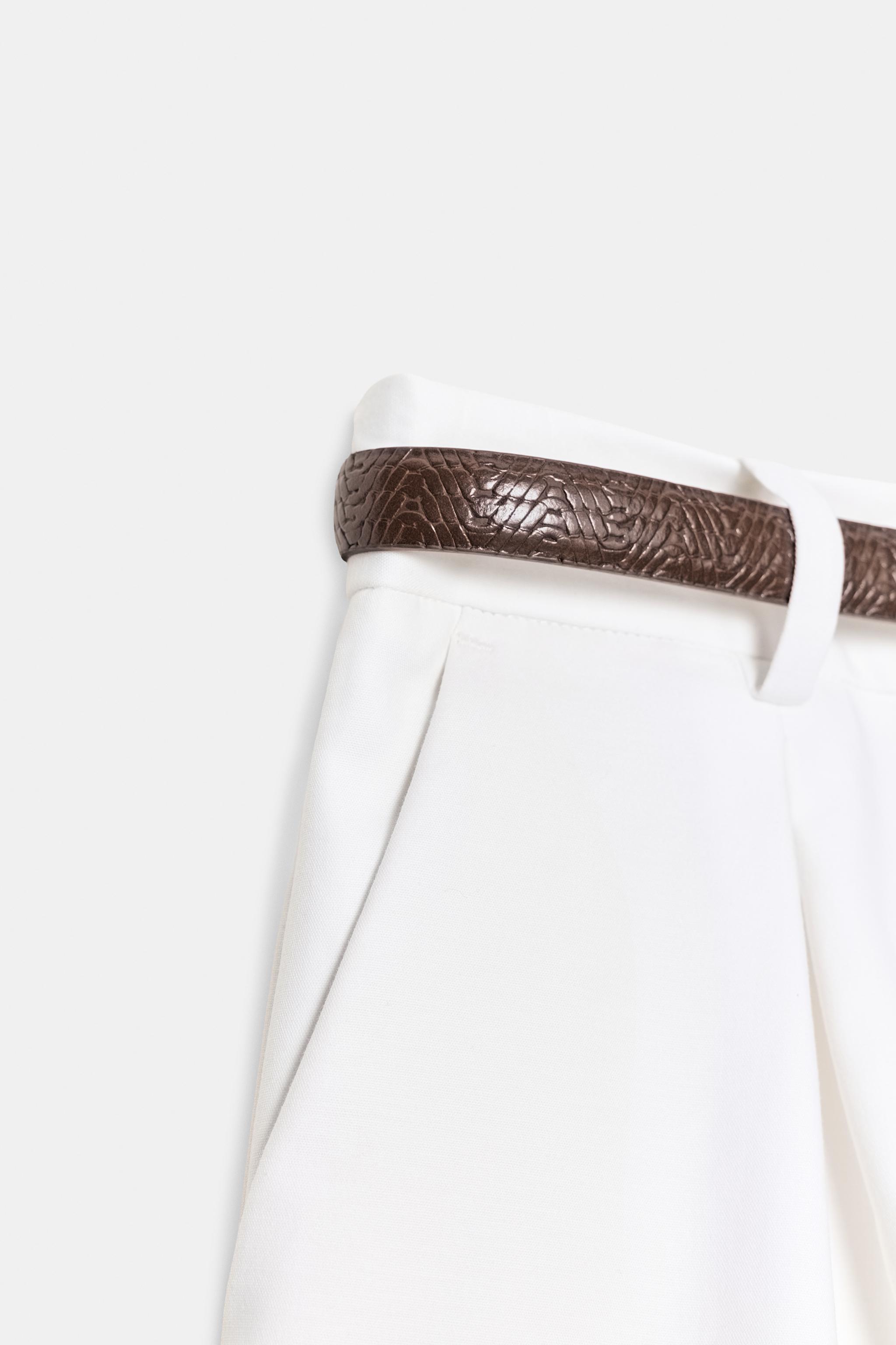 SHORT À PINCES ET CEINTURE